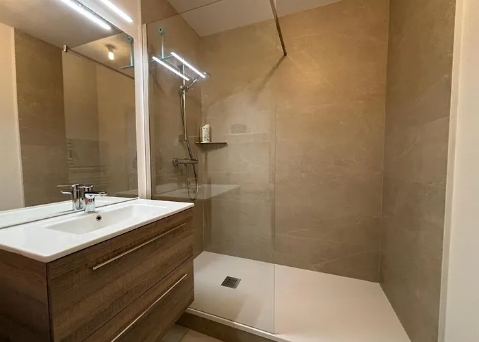 T2 Avec Balcon Et Garage Prive - Fr-1-197-601 *